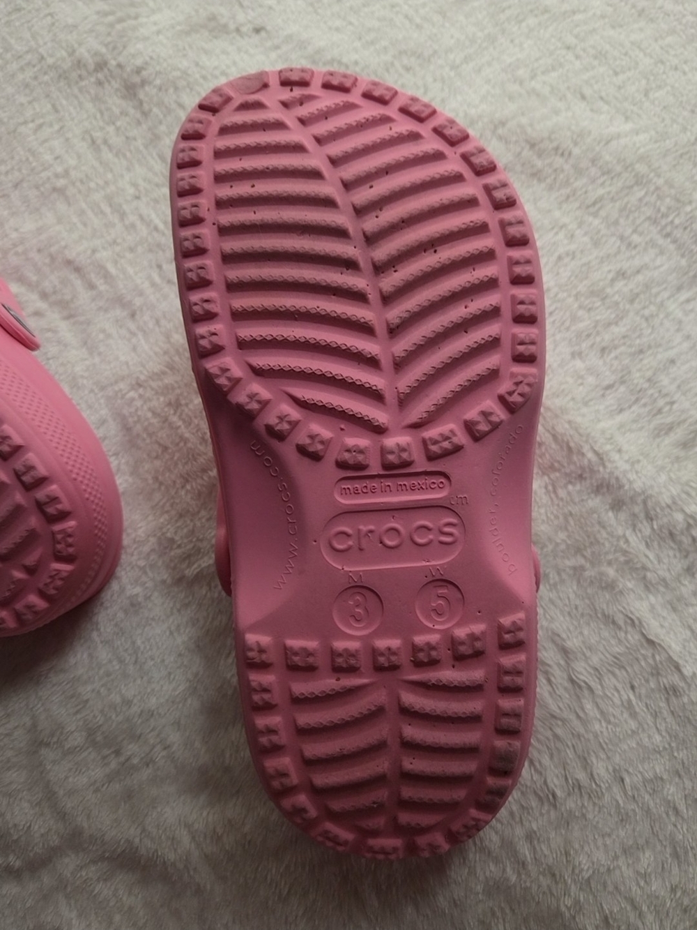 CROCS Kids Classic Clogs in Bright Pink Size W (5)/ M (3) / Juniors 3 - Picture 8 of 8